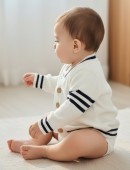 Cardigan tricotat pentru bebeluși – Alb cu dungi bleumarin