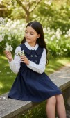 Sarafan școlar bleumarin pentru fete – elegant, cu pliuri și nasturi decorativi